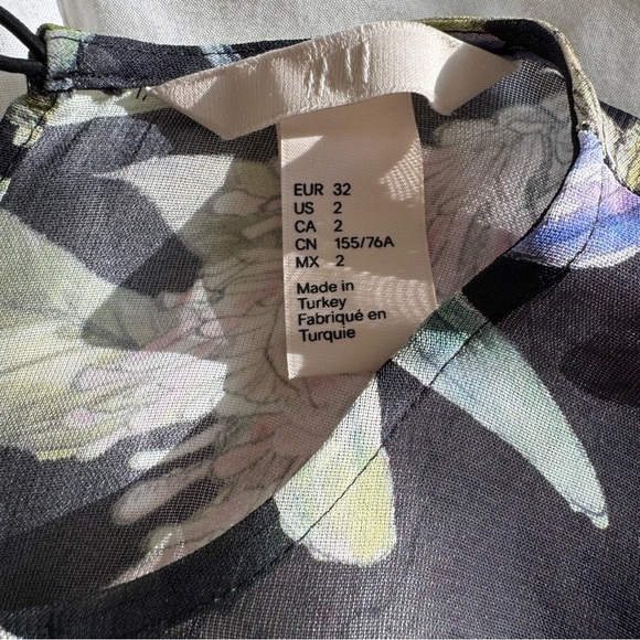 Floral sheer long sleeve blouse with bell sleeves size 2 - Picture 5 of 7